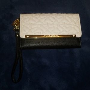 Betsey Johnson black and white bow wristlet